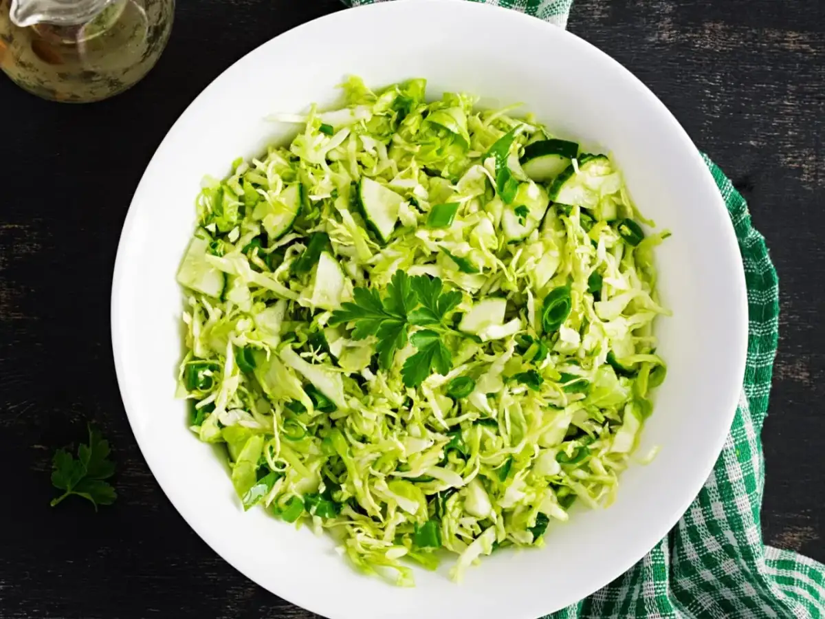 Jak zrobić sałatkę z białej kapusty - prosty przepis na zdrową surówkę