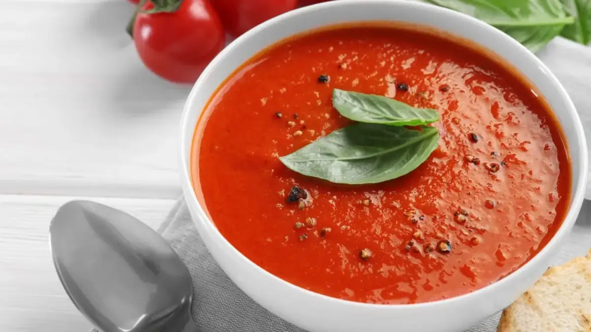 Zupa pomidorowa: przepis na idealny smak bez błędów!