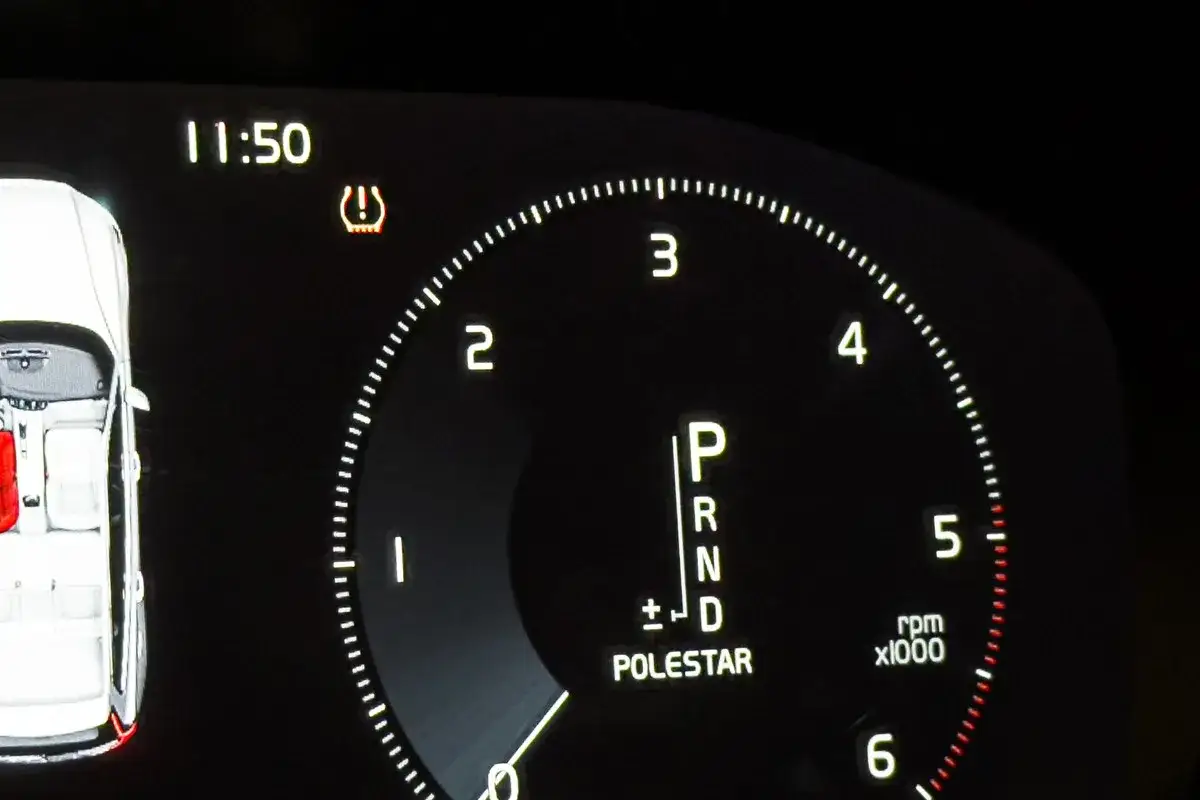 Świeci kontrolka TPMS? Jak ją wyłączyć i zresetować system