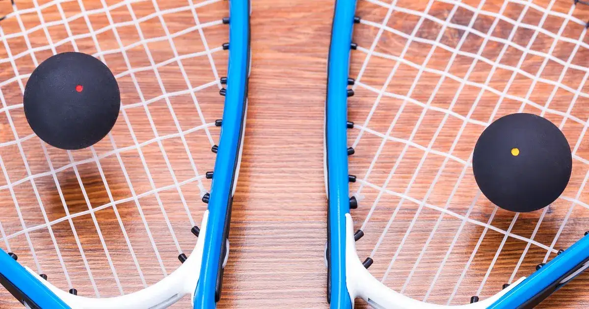 Rakieta do squasha vs tenisowa: Kluczowe różnice i wybór