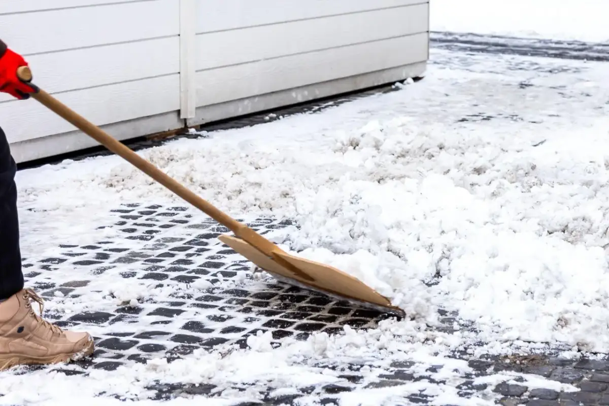 Kto odpowiada za odśnieżanie chodnika i dachu: właściciel czy najemca?
