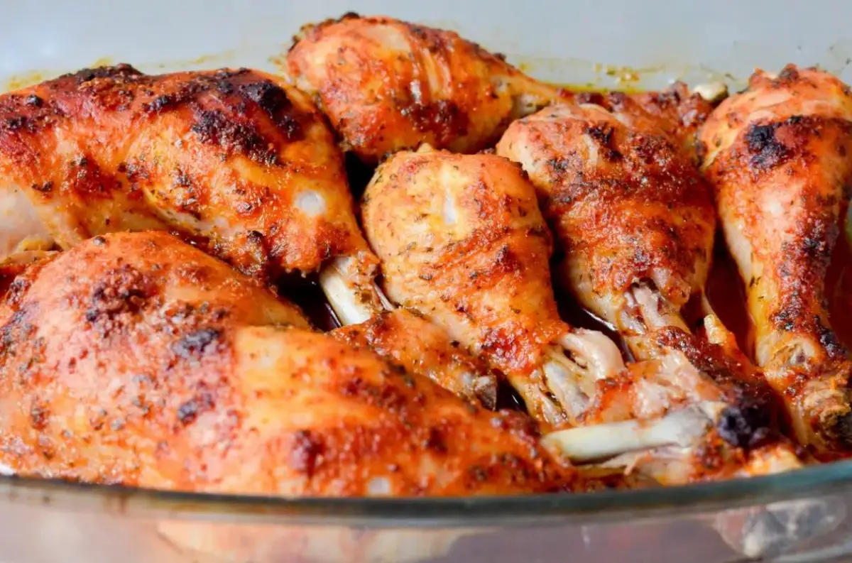 Złociste, pieczone udka kurczaka w przyprawach. Idealny sposób, jak przyprawić kurczaka, by był soczysty i aromatyczny.