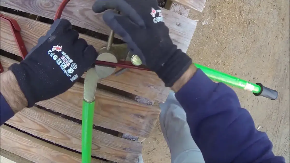 Jak wygiąć haki do rynny – proste sposoby na idealne dopasowanie