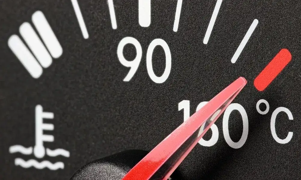 Czy przegrzany silnik odpali? Sprawdź, co robić w takiej sytuacji