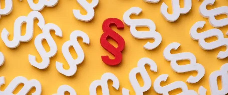 Rozprawa bez oskarżonego? Wyjątki, konsekwencje i jak się usprawiedliwić