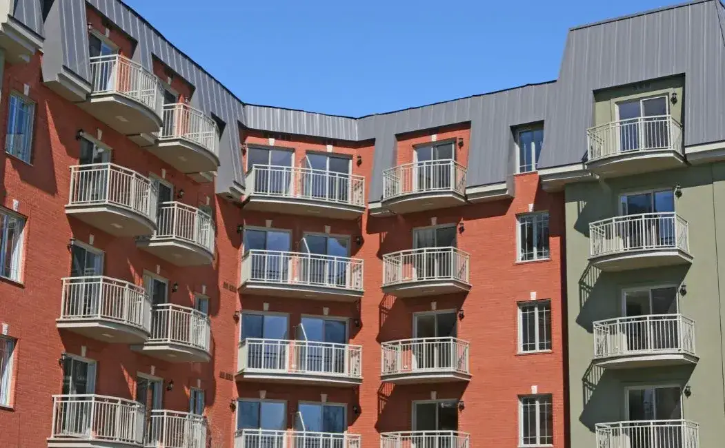 Czy można wykupić mieszkanie komunalne w Warszawie? Sprawdź warunki!