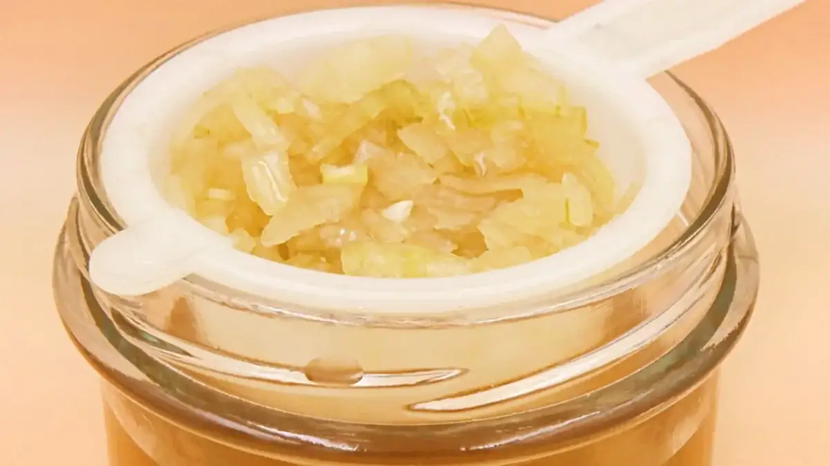 Słoik z domowym syropem z cebuli, gotowym do odcedzenia.