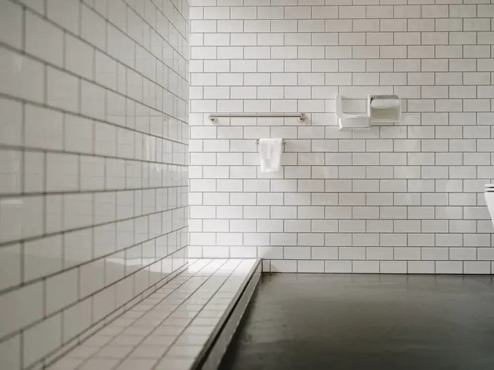 Jaka fuga do łazienki? Cementowa czy epoksydowa? Wybierz mądrze!