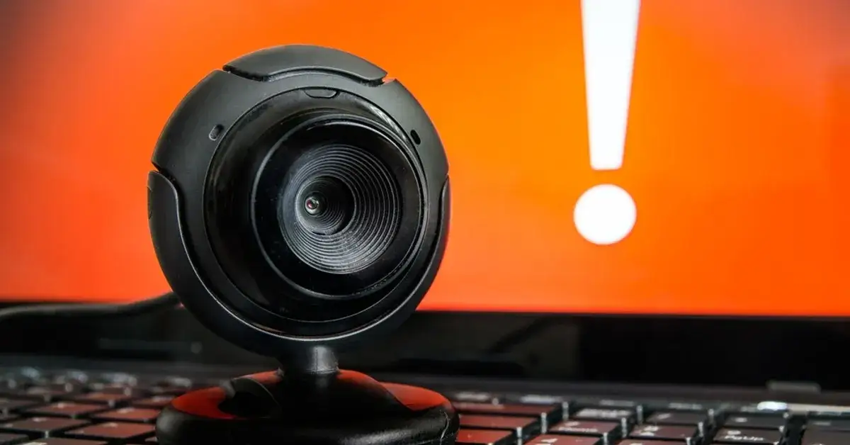 Zaklejanie kamerki w laptopie – czy warto zasłaniać kamerę w laptopie?