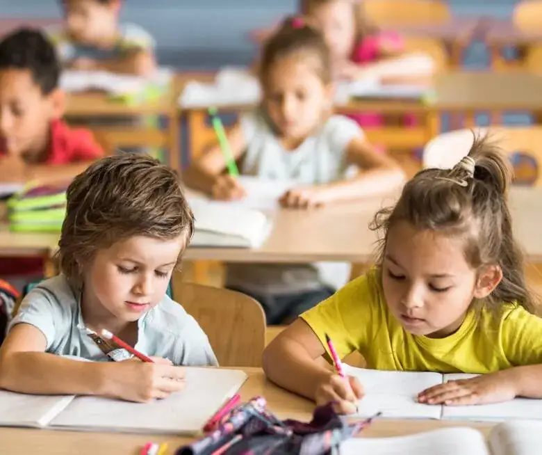 Czy szkoła ubezpiecza ucznia? Odpowiedzi na ważne pytania o ubezpieczenie