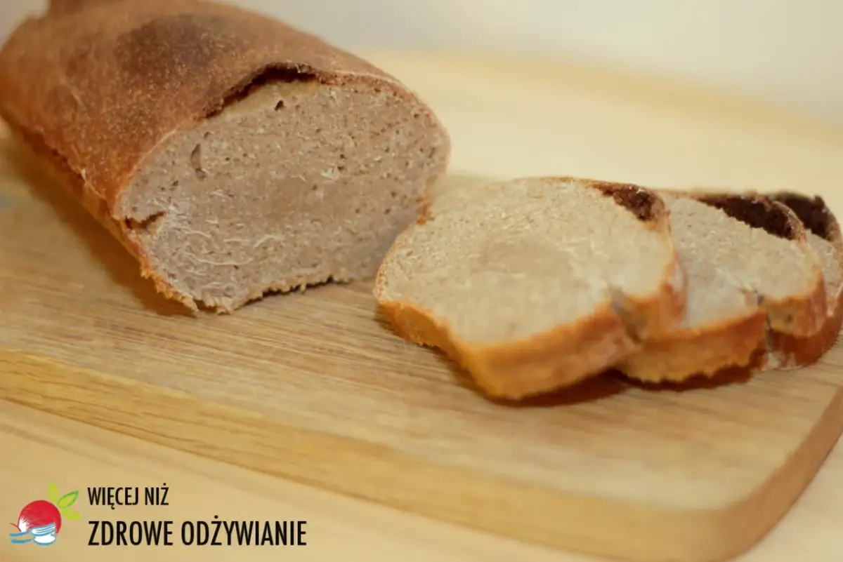 Chleb na zakwasie, pokrojony na kromki, leży na desce. Idealny do zdrowego śniadania.