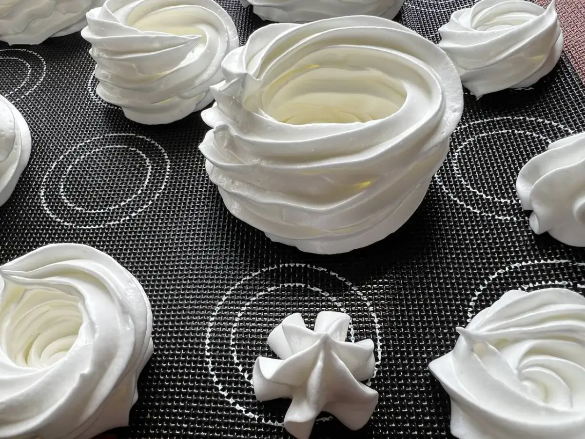 Beza klei się do papieru przez wilgoć? Zyskaj idealną chrupkość!