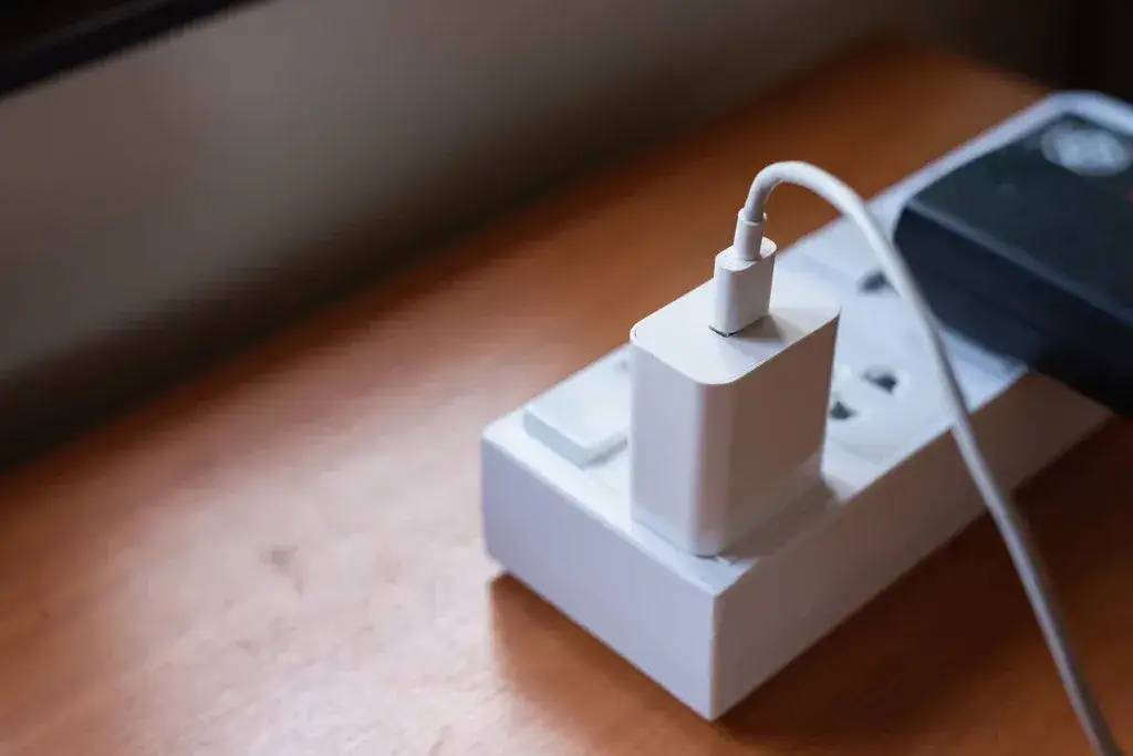Czy ładowarka pobiera prąd bez telefonu? Odkryj ukryte koszty energii