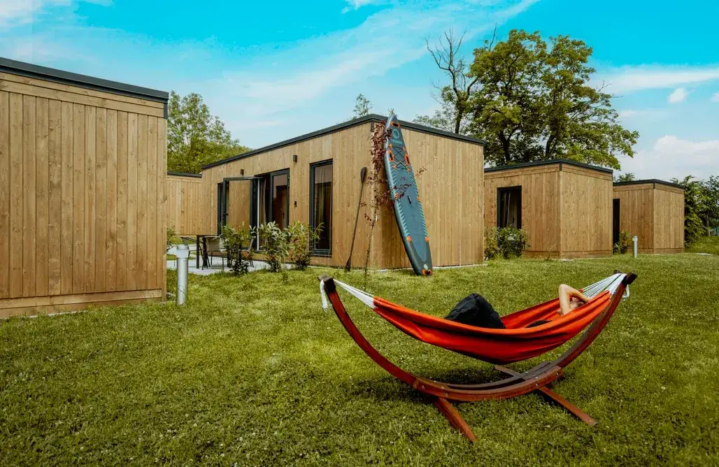 Noclegi z wyżywieniem w Mrzeżynie: Komfortowy wypoczynek nad morzem