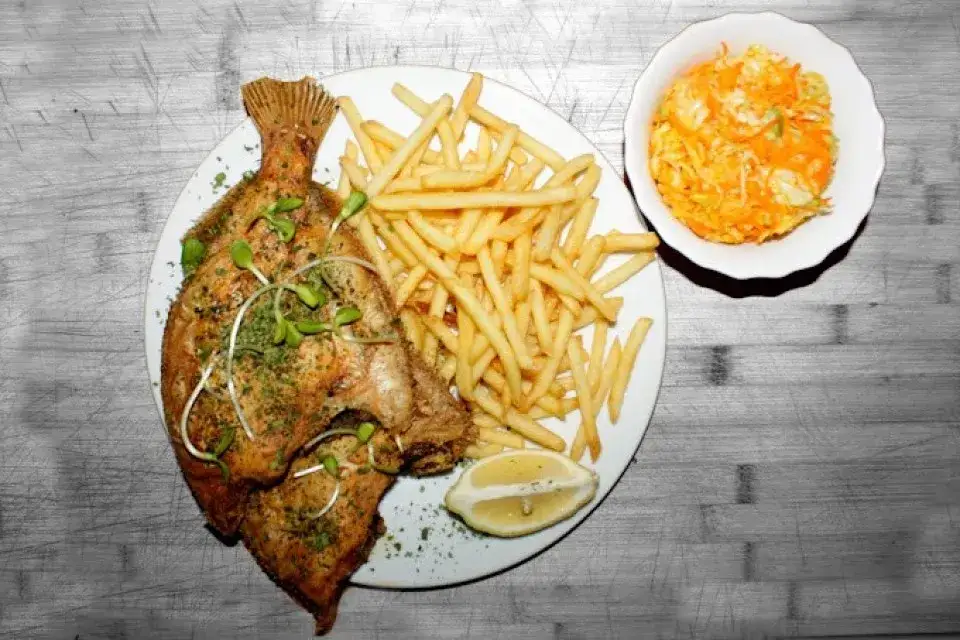 Gdzie zjeść w Juracie? Odkryj najlepsze miejsca na pyszne dania