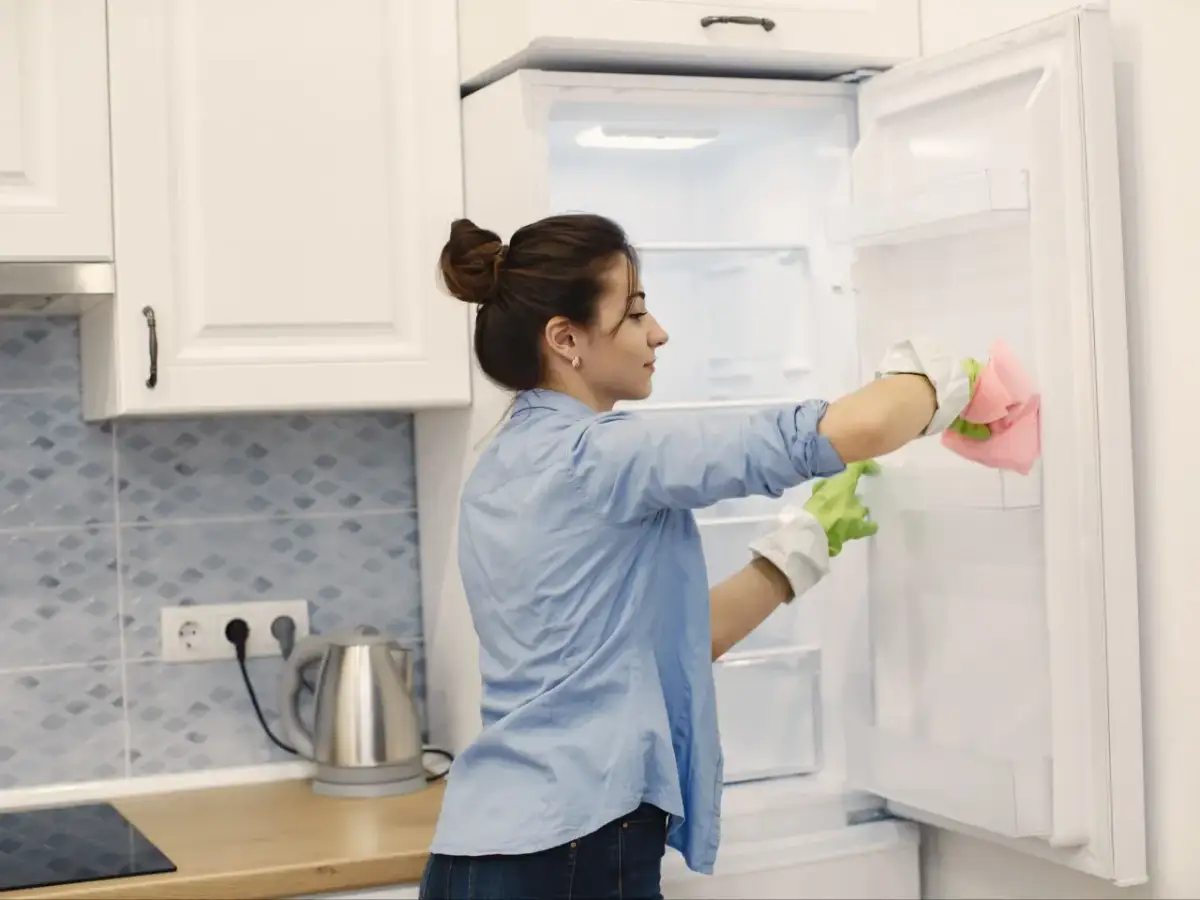 Lodówka śmierdzi? Poznaj domowe i profesjonalne sposoby!