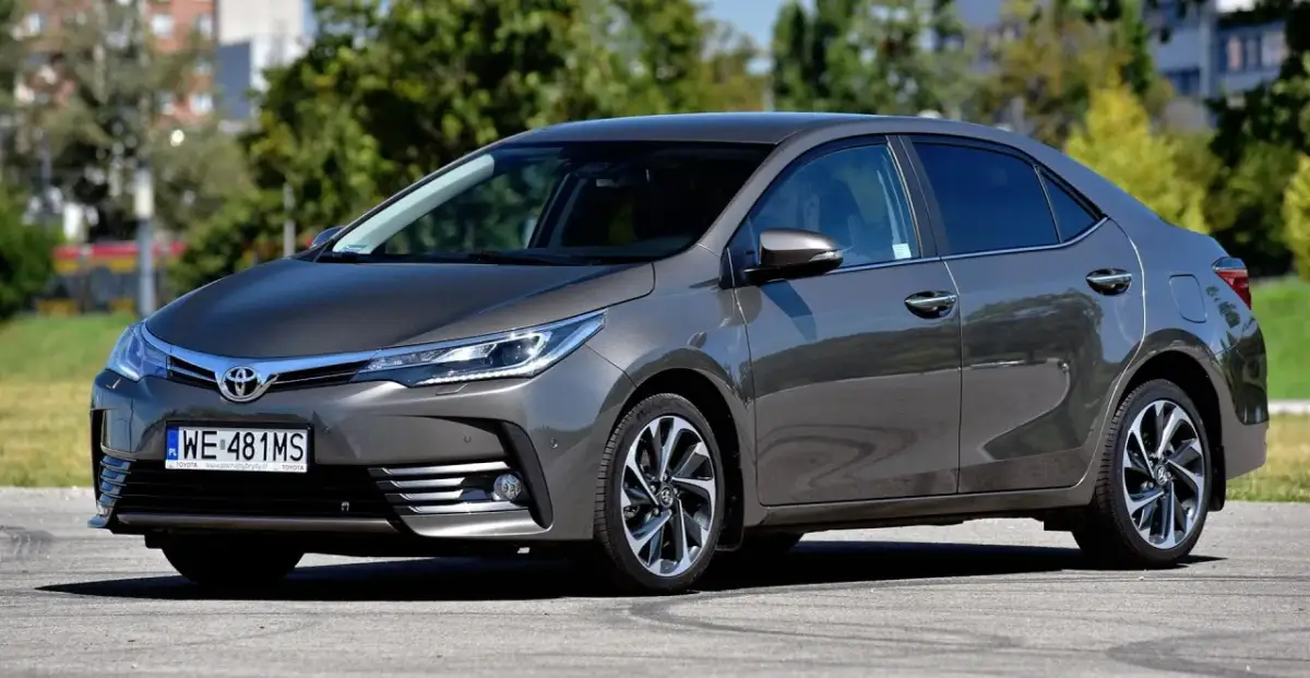 Szary sedan Toyota Corolla 1.6 benzyna. Jaki olej do silnika? Zapytanie o dobór oleju do silnika tej Toyoty.