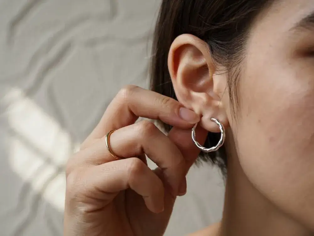 Jak założyć kółko do nosa? Praktyczny poradnik krok po kroku