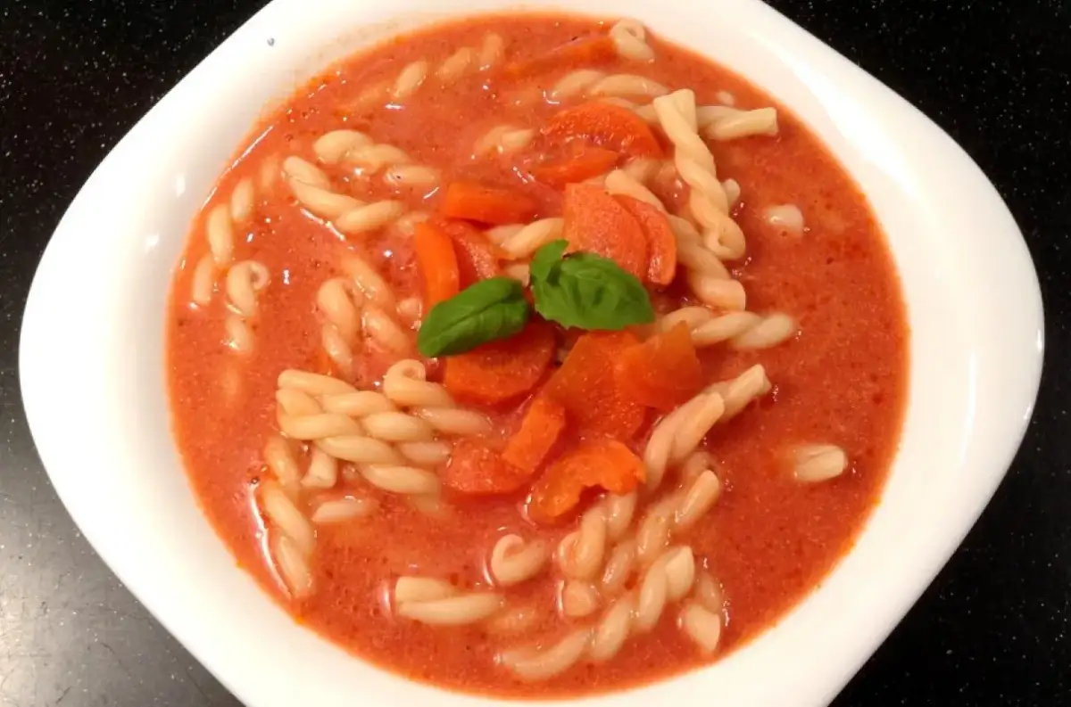 Jaki makaron do zupy pomidorowej, by uniknąć rozczarowania smakiem?
