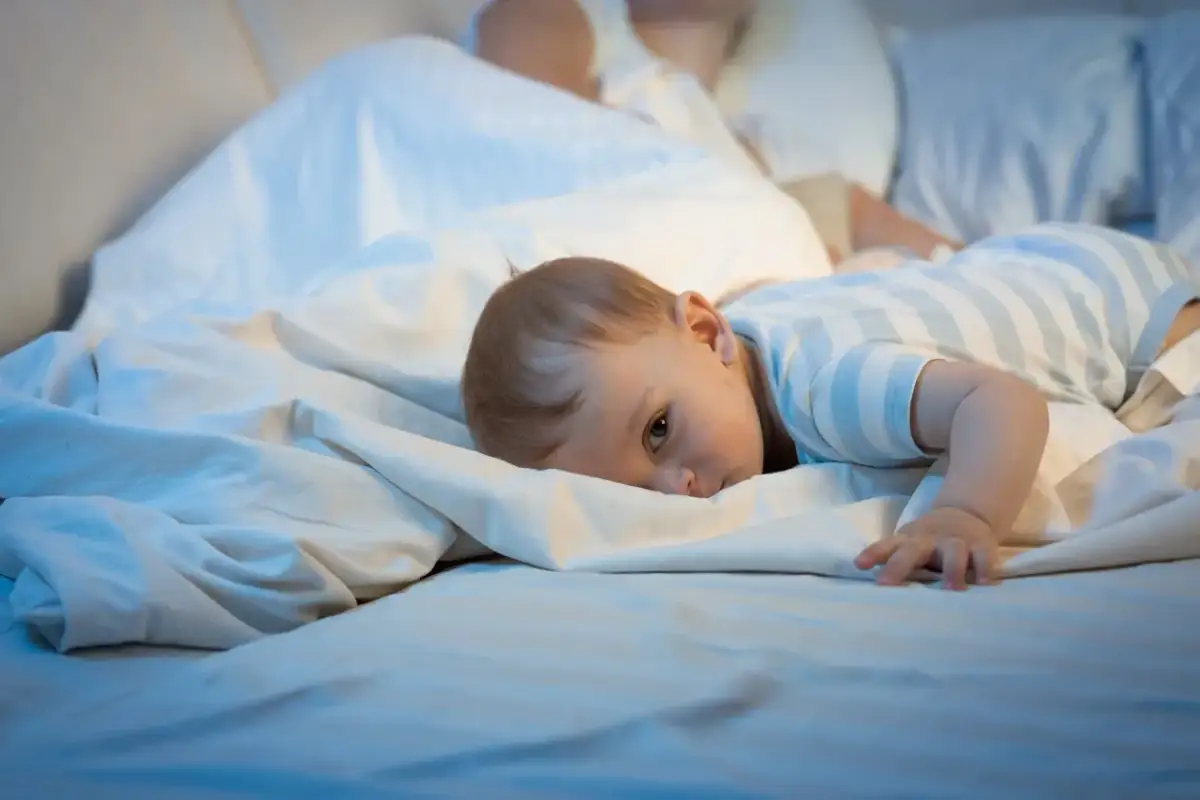 Roczne dziecko budzi się w nocy co godzinę – poznaj przyczyny i rozwiązania