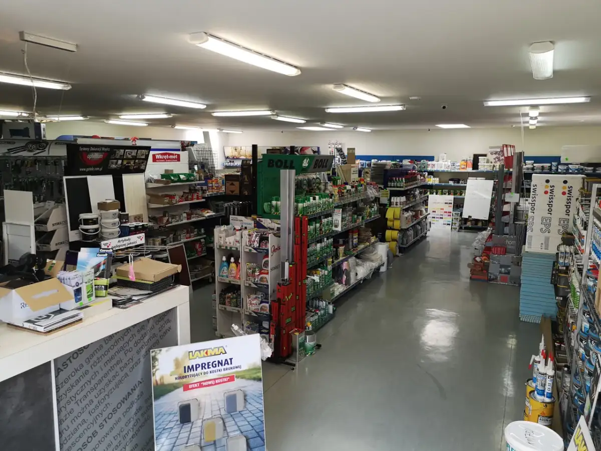 W sklepie lak bis sprzedaż materiałów wykończeniowych znajdziesz farby, impregnaty, chemię budowlaną i akcesoria.