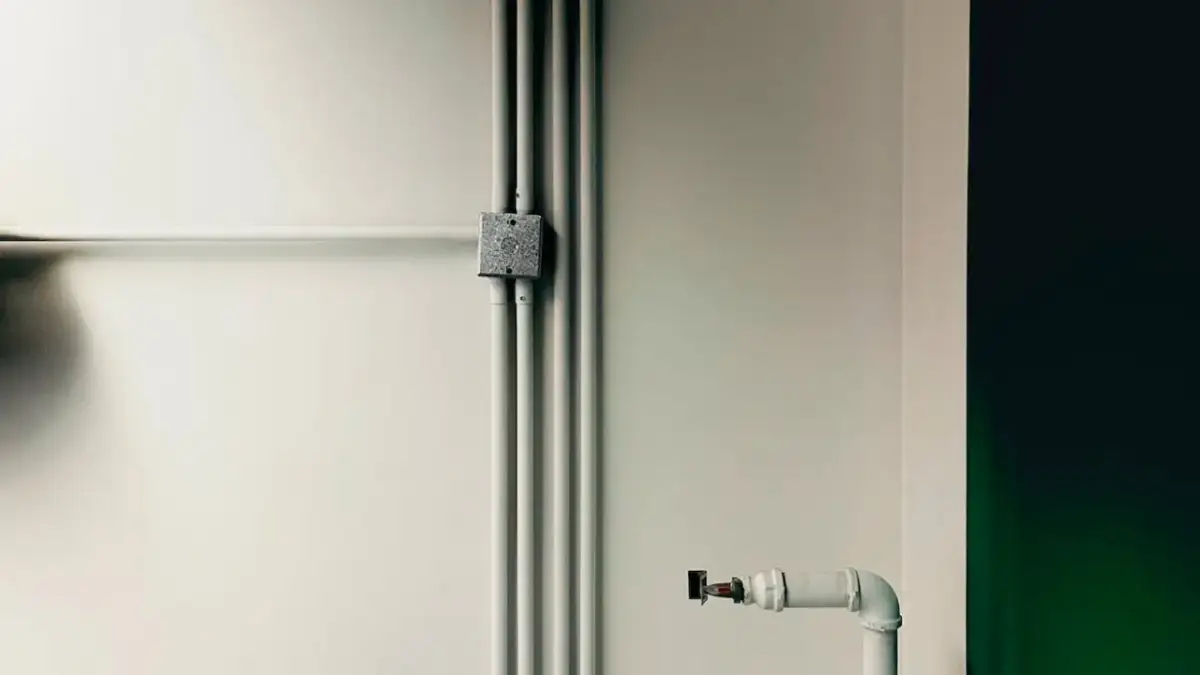 Jak zamaskować rury na ścianie - 7 skutecznych sposobów na estetykę