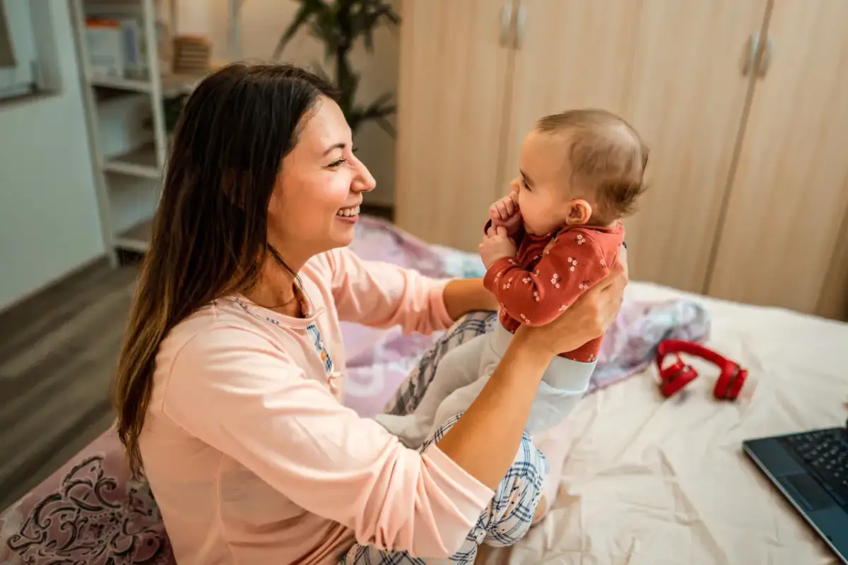 Miesięczne dziecko: Zrozum jego świat! Praktyczny poradnik dla rodziców