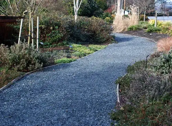 Jak zrobić ścieżkę w ogrodzie ze żwiru bez zbędnych błędów