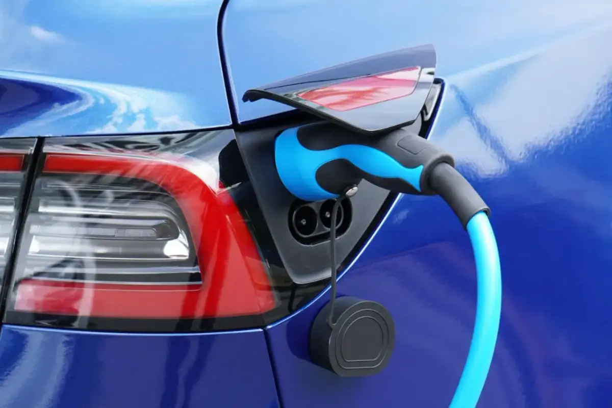 Ile kosztuje przejechanie 100 km samochodem elektrycznym? Zaskakujące fakty