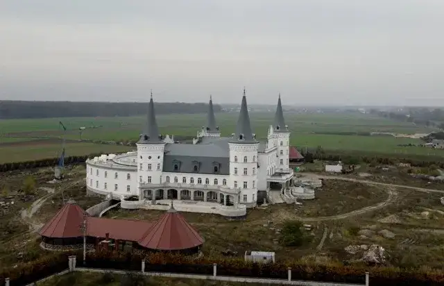 Zamek w Katarzyninie: tajemnice budowy i niezwykła architektura