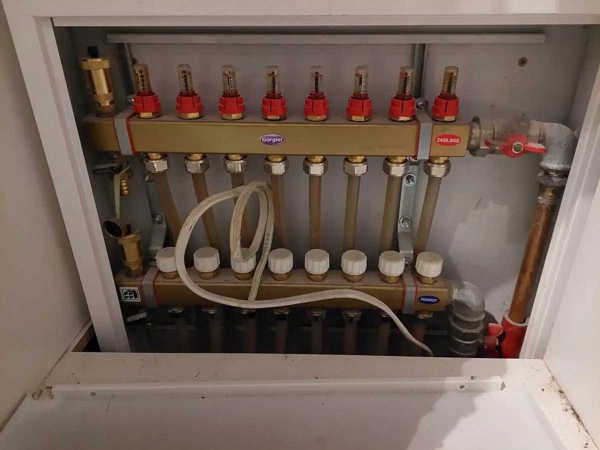 Szafka do rozdzielacza CO – jak wybrać najlepszą obudowę dla systemu grzewczego