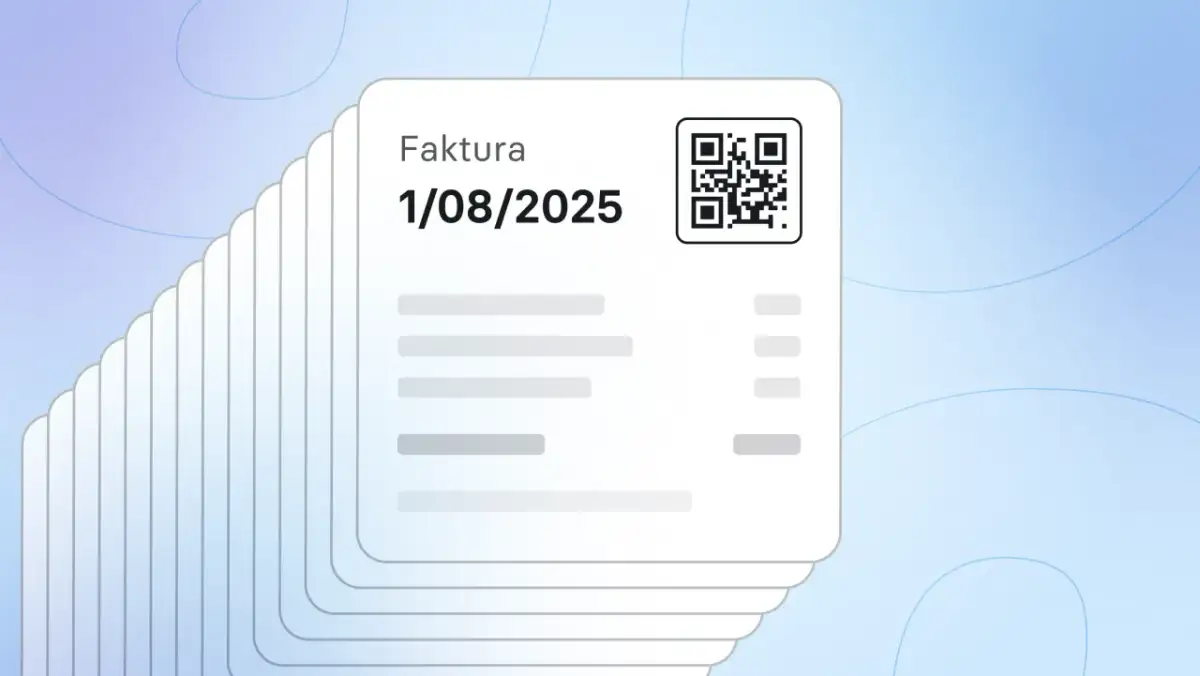 Stos faktur z datą 1/08/2025 i kodem QR. Dowiedz się, jak zrobić korektę faktury, aby uniknąć błędów.