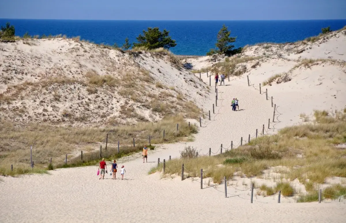 Łeba: co zwiedzić? Plan na wydmy, parki i niezapomniane wakacje