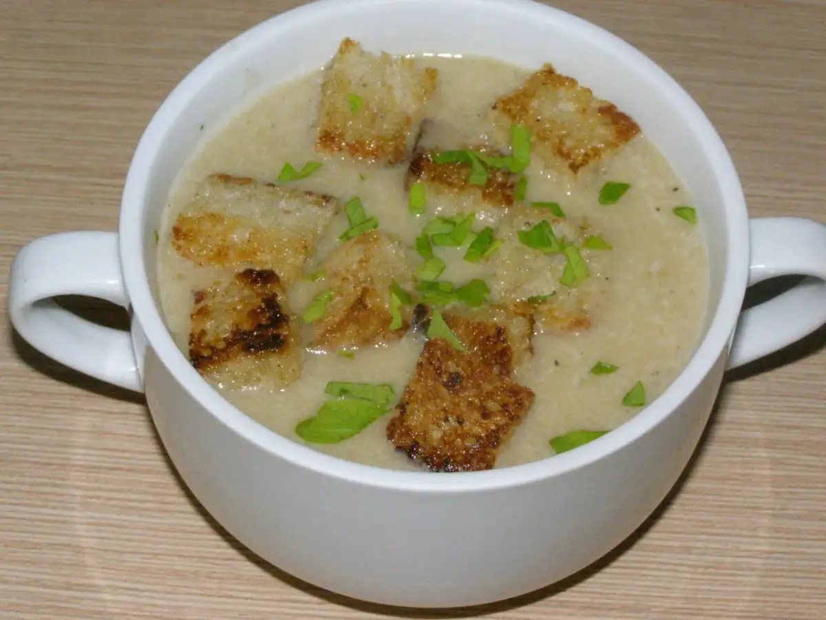 Jak zrobić pyszną zupę cebulową? Prosty przepis krok po kroku dla każdego