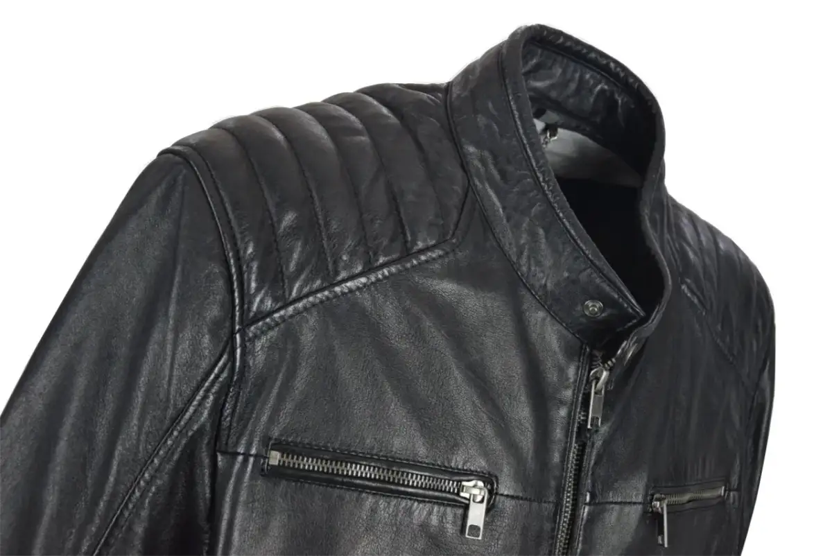 Czarna, pikowana kurtka skórzana z zamkami. Zastanawiasz się, po ile kurtki skórzane w Turcji?
