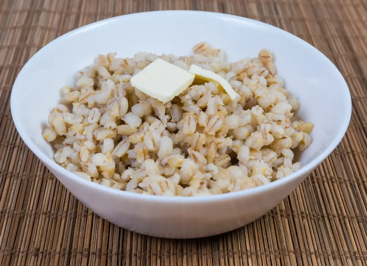 Misternie ugotowana kasza jęczmienna z kawałkiem masła. Idealna proporcja, ile wody na szklankę kaszy jęczmiennej, by uzyskać taką konsystencję.