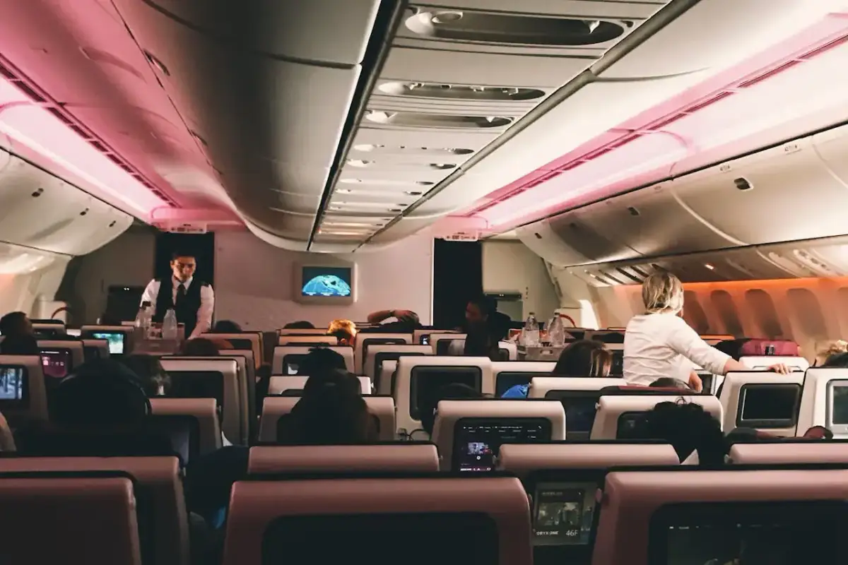 Przewóz perfum w samolocie: Zasady, by uniknąć konfiskaty!