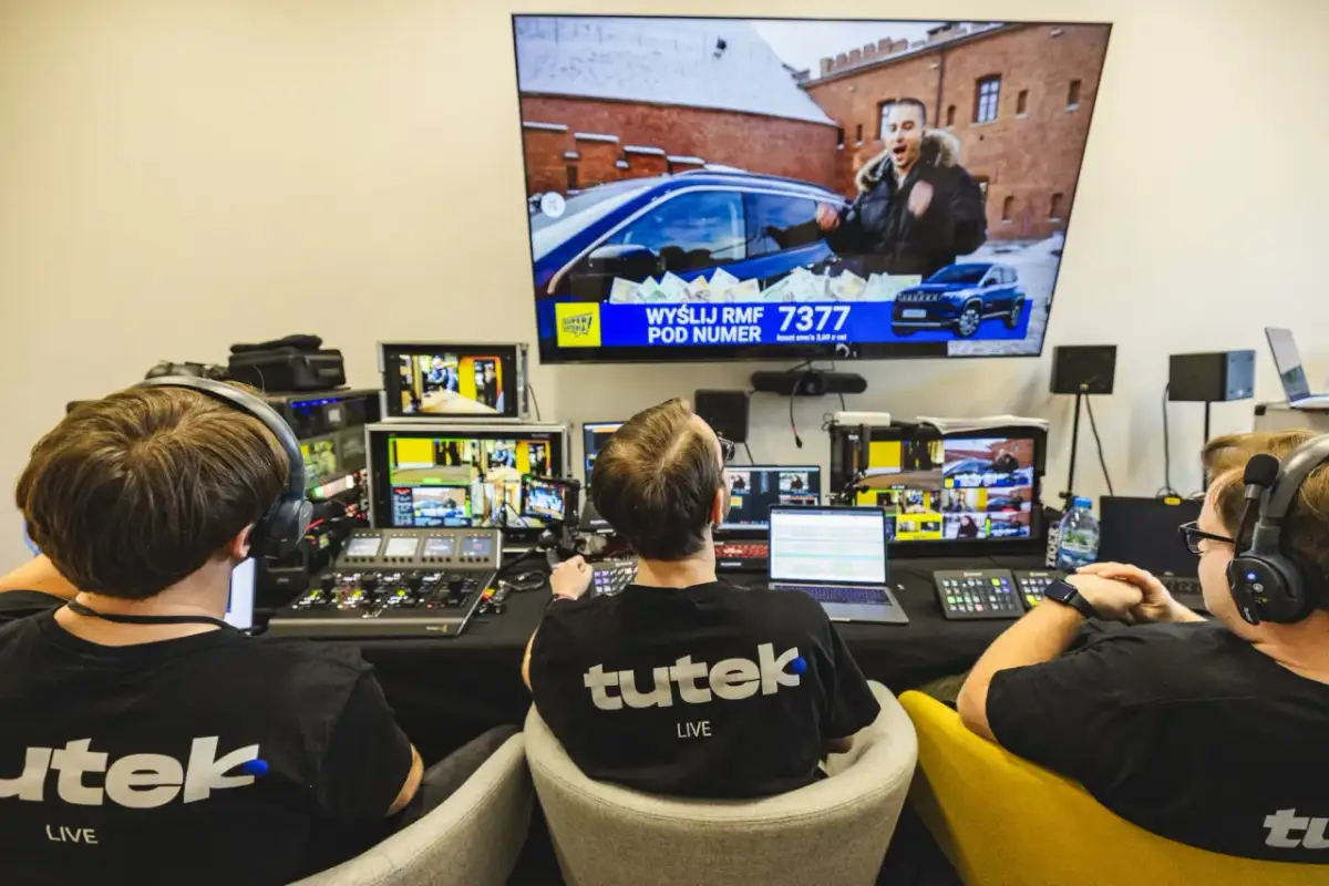 Trwa praca nad transmisją na żywo. Na ekranie widać informację o loterii RMF o której godzinie można wysłać SMS.