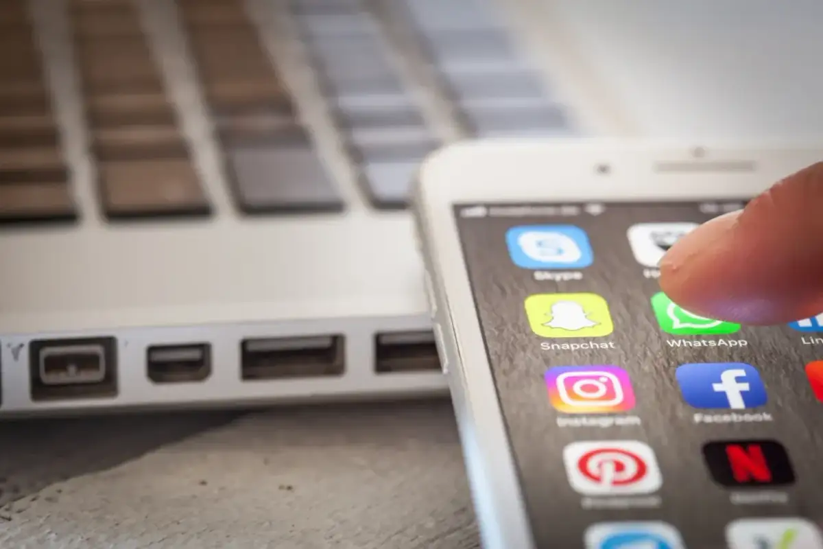 Jak skutecznie odinstalować aplikacje? Szybszy telefon i komputer!