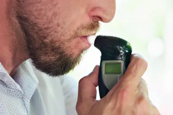 Jak dmuchać w alkomat żeby nie wykazało - prawda o oszustwach