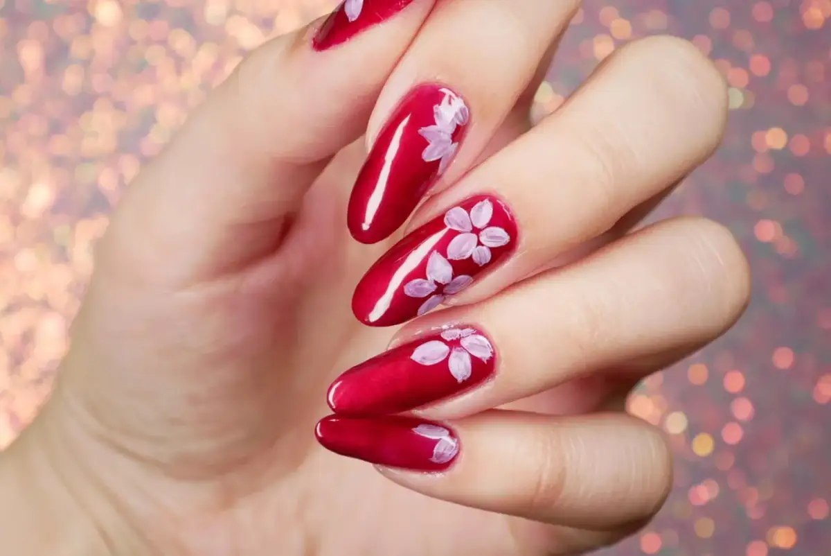 Jak zrobić kwiaty na paznokciach? Proste wzory krok po kroku