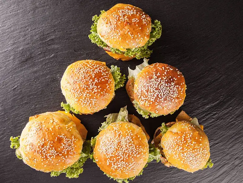 Sekret puszystych bezglutenowych bułek do burgerów: domowy przepis