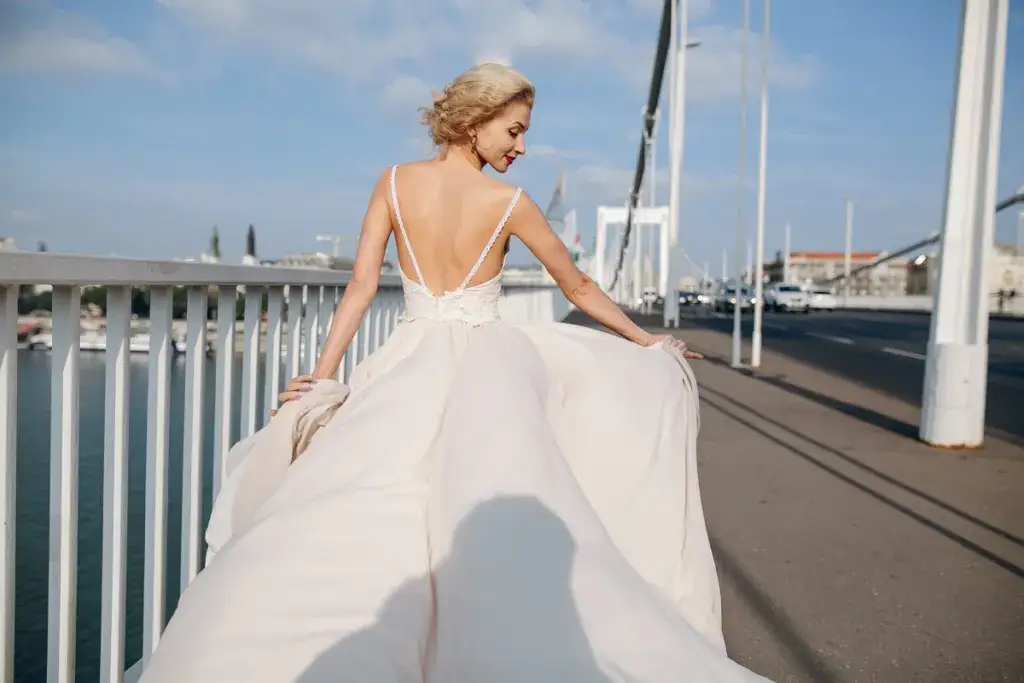Jak podpiąć tren w sukni ślubnej, aby uniknąć niewygód i wpadek