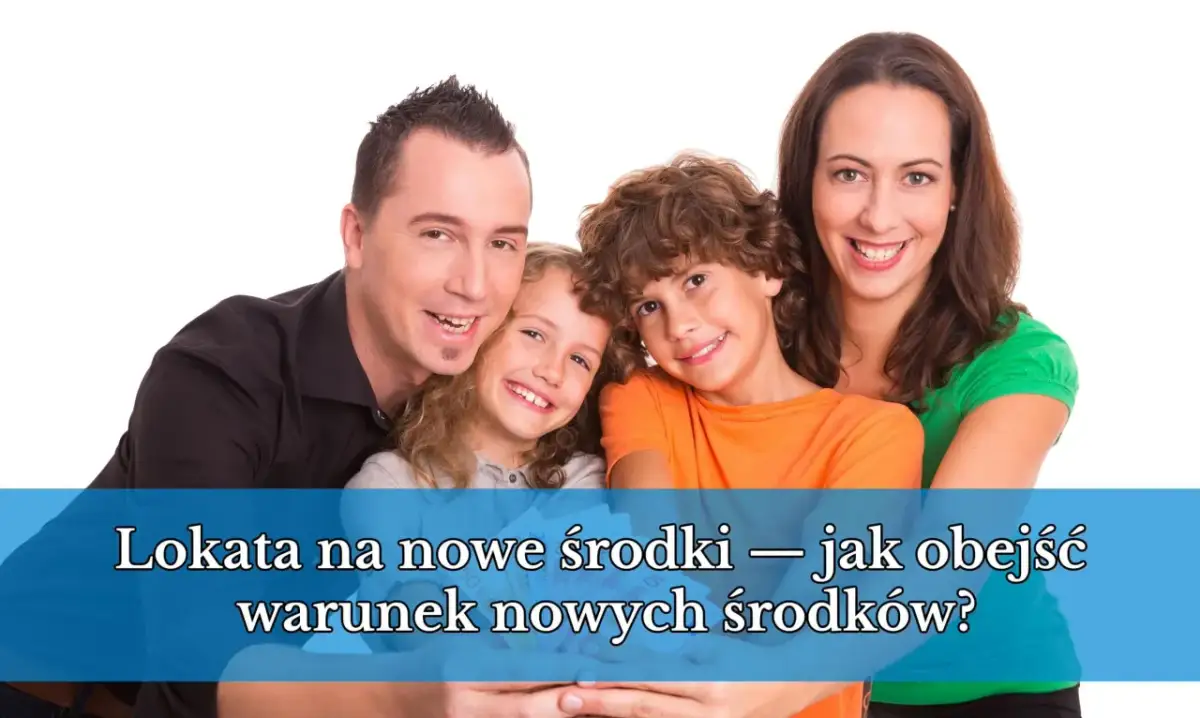 Uśmiechnięta rodzina z dziećmi, trzymająca pieniądze. Tekst: "Lokata na nowe środki – jak obejść warunek nowych środków?".