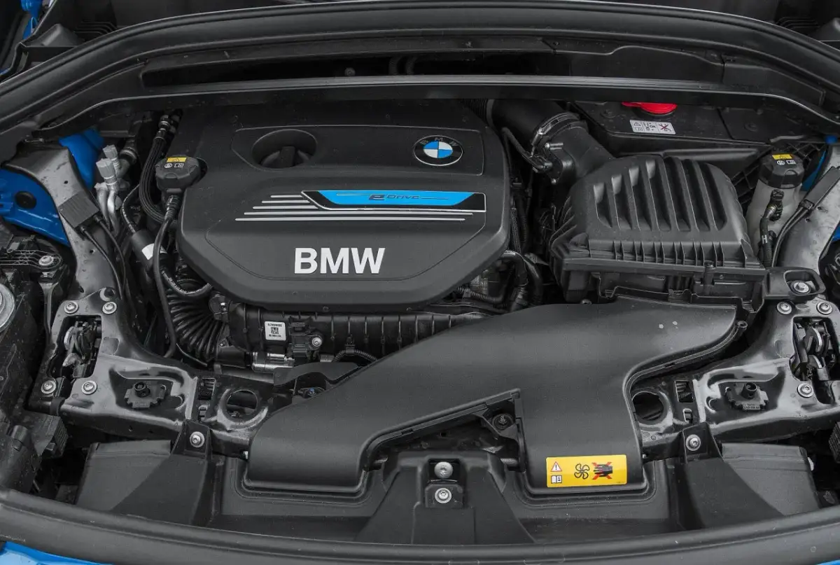 Silnik BMW X1 F48 z napisem eDrive.