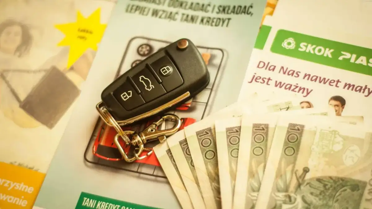 Kluczyk do auta i polskie banknoty. Niskie oprocentowanie kredytu samochodowego to klucz do zakupu wymarzonego pojazdu.