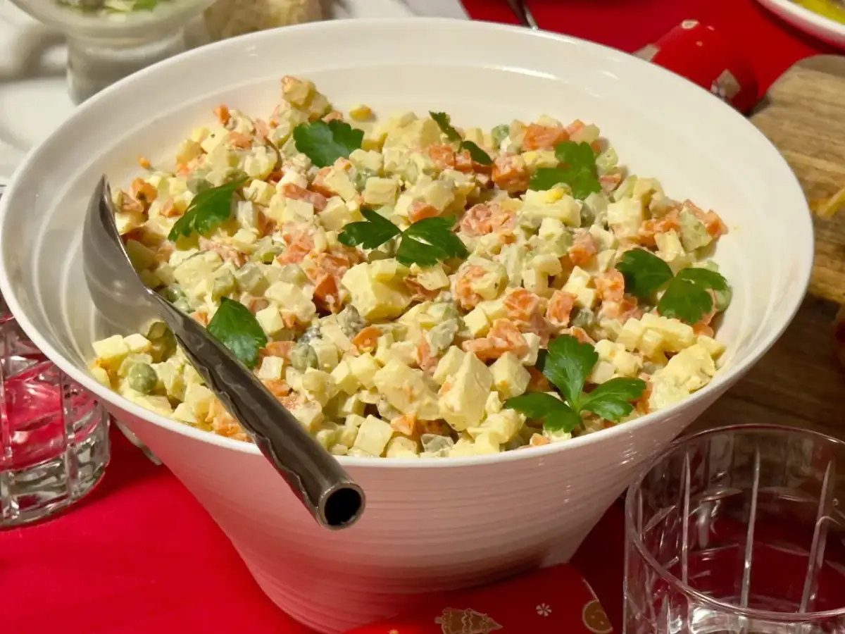 Co dodać do sałatki jarzynowej, aby zaskoczyć gości smakiem