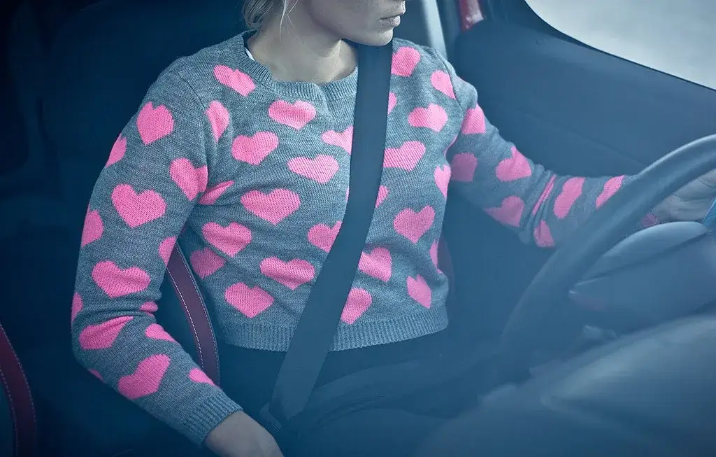 Dlaczego warto zapinać pasy bezpieczeństwa? Statystyki, które zaskakują