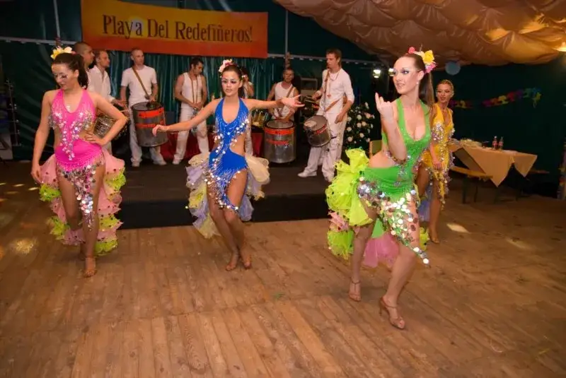 Jak wybrać idealny strój na imprezę w stylu latino, aby błyszczeć