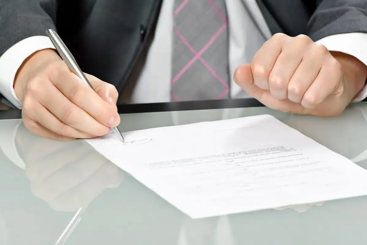 Ile kosztuje zniesienie współwłasności u notariusza? Sprawdź opłaty!